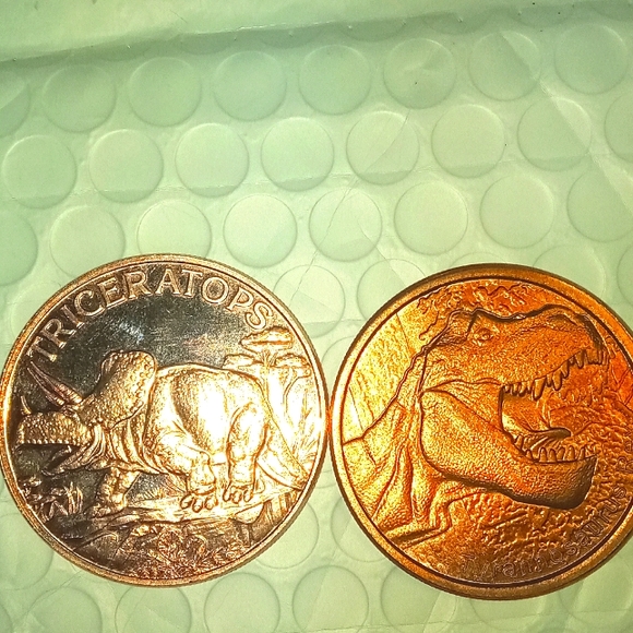 2x 1oz copper rounds triceratops and t-rex dinosaur designed copper rounds - Picture 1 of 2